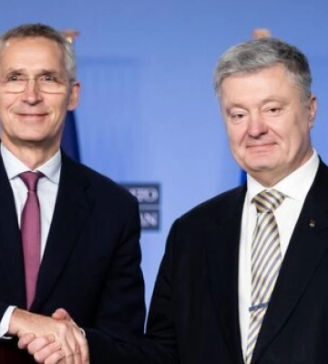 Порошенко во время встречи со Столтенбергом призвал ускорить рассмотрение заявки Украины на членство в НАТО. Порошенко во время встречи со Столтенбергом призвал ускорить рассмотрение заявки Украины на членство в НАТО.