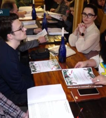 Кропивничани проводять читання творів Марка Кропивницького у місцевому кафе (відео) Кропивничани проводять читання творів Марка Кропивницького у місцевому кафе (відео)