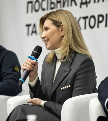 В деловом костюме и с брошью: Зеленская встретилась со студентами-архитекторами В деловом костюме и с брошью: Зеленская встретилась со студентами-архитекторами
