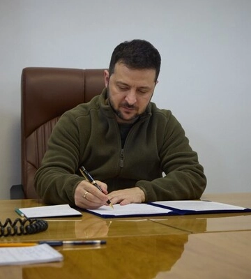 Зеленський нагородив прем'єр-міністрів Данії та Нідерландів орденами Зеленський нагородив прем'єр-міністрів Данії та Нідерландів орденами