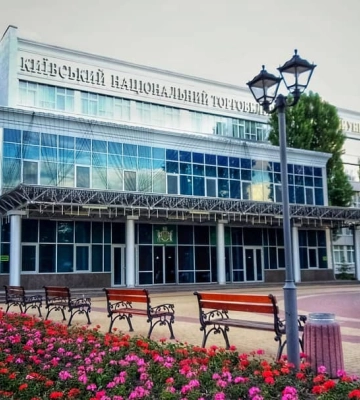 Викладачка КНТЕУ відправляла студентів на фронт на прохання вести лекції українською, її звільнили Викладачка КНТЕУ відправляла студентів на фронт на прохання вести лекції українською, її звільнили