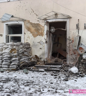 Вокзал, будинки та гуманітарний штаб обстріляні в селищі Козача Лопань (фото) Вокзал, будинки та гуманітарний штаб обстріляні в селищі Козача Лопань (фото)