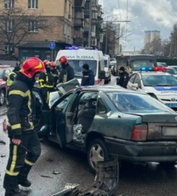 От машины осталась груда металла: в Киеве произошло серьезное ДТП с пострадавшими, фото и видео От машины осталась груда металла: в Киеве произошло серьезное ДТП с пострадавшими, фото и видео