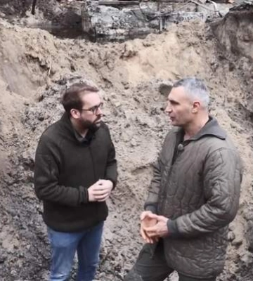 Кличко дав інтерв'ю з кратера від російського "Кинджалу" й попередив про загрозу Кличко дав інтерв'ю з кратера від російського "Кинджалу" й попередив про загрозу