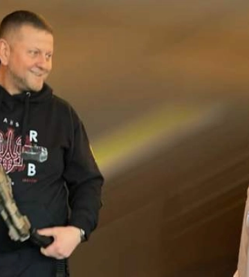 Поряд з ним почувався в абсолютній безпеці: 10-річний художник розповів про зустріч із Залужним Поряд з ним почувався в абсолютній безпеці: 10-річний художник розповів про зустріч із Залужним
