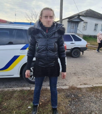 У Дергачах судитимуть жінку, яка розірвала та викинула на землю прапор України У Дергачах судитимуть жінку, яка розірвала та викинула на землю прапор України