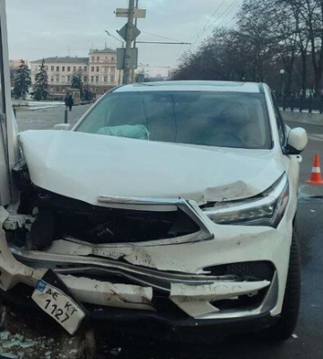 У центрі Дніпра авто влетіло у рекламний щит: постраждала дитина та жінка (відео) У центрі Дніпра авто влетіло у рекламний щит: постраждала дитина та жінка (відео)