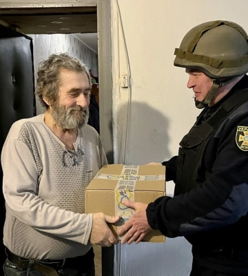 Рятувальники продовжують доставляти гуманітарну допомогу маломобільним громадянам Херсону Рятувальники продовжують доставляти гуманітарну допомогу маломобільним громадянам Херсону