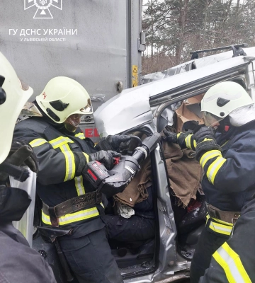 Дві вантажівки перетворили FORD на металобрухт: пасажирів діставали рятувальники Дві вантажівки перетворили FORD на металобрухт: пасажирів діставали рятувальники