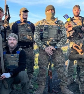 Рекс доставляє львівським десантникам боєприпаси, які закріплені в нього на розвантажувальній системі Рекс доставляє львівським десантникам боєприпаси, які закріплені в нього на розвантажувальній системі
