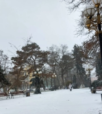 Керчь засыпало снегом, жители жалуются на работу коммунальных служб (фото) Керчь засыпало снегом, жители жалуются на работу коммунальных служб (фото)