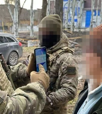 На Донеччині СБУ затримали двох інформаторів, які коригували ракетно-артилерійських удари РФ На Донеччині СБУ затримали двох інформаторів, які коригували ракетно-артилерійських удари РФ