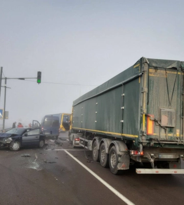 Через ранковий туман і неуважність у Білій Криниці в ДТП потрапили 4 авто: знову пошкоджено відбійник Через ранковий туман і неуважність у Білій Криниці в ДТП потрапили 4 авто: знову пошкоджено відбійник