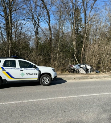 На Львівщині нетверезий водій на швидкості влетів у дерево: є травмовані, - ФОТО На Львівщині нетверезий водій на швидкості влетів у дерево: є травмовані, - ФОТО