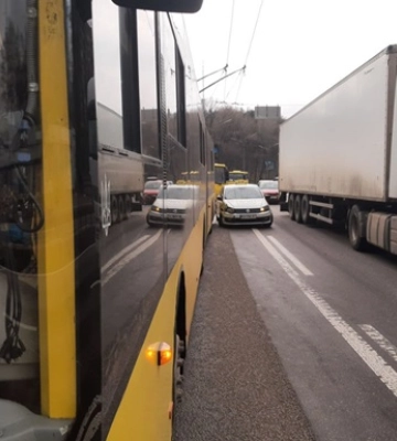 У Києві таксі в'їхало у тролейбус У Києві таксі в'їхало у тролейбус