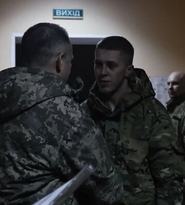 Сырский снова в Бахмуте: "Когда враг преобладает количественно, быть бок о бок со своими воинами для меня дело чести" Сырский снова в Бахмуте: "Когда враг преобладает количественно, быть бок о бок со своими воинами для меня дело чести"
