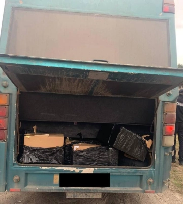 На Рівненщині у багажнику маршрутки знайшли більше 4000 пачок цигарок На Рівненщині у багажнику маршрутки знайшли більше 4000 пачок цигарок