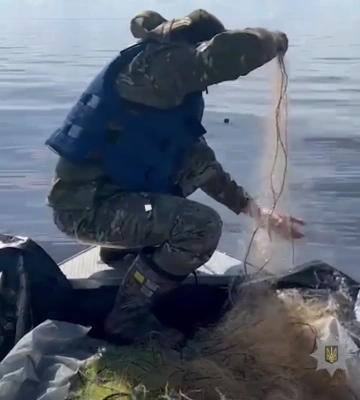 На Полтавщині затримали порушників навігації на воді та 800 метрів браконьєрських сіток На Полтавщині затримали порушників навігації на воді та 800 метрів браконьєрських сіток