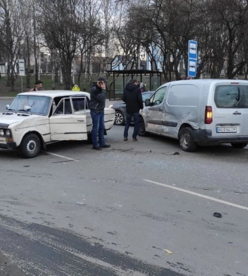 На Конякіна в Луцьку – аварія за участю двох авто: рух ускладнений На Конякіна в Луцьку – аварія за участю двох авто: рух ускладнений