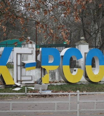 Люди, котрі намагалися дістатися до Херсона на човні, потрапили під обстріл Люди, котрі намагалися дістатися до Херсона на човні, потрапили під обстріл