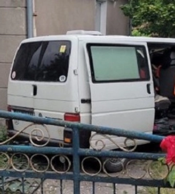 Водій був п'яний: у Луцьку бус зніс паркан та влетів у подвір’я (фото) Водій був п'яний: у Луцьку бус зніс паркан та влетів у подвір’я (фото)