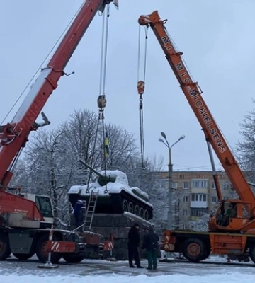 В Хмельницком снесли танк-памятник В Хмельницком снесли танк-памятник