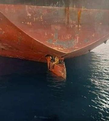 Дивом вижили: біженці з Нігерії 11 днів протрималися на кермі корабля трохи вище ватерлінії Дивом вижили: біженці з Нігерії 11 днів протрималися на кермі корабля трохи вище ватерлінії