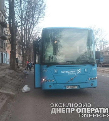 У Дніпрі з автобуса на ходу випали люди: один пасажир потрапив під колеса У Дніпрі з автобуса на ходу випали люди: один пасажир потрапив під колеса