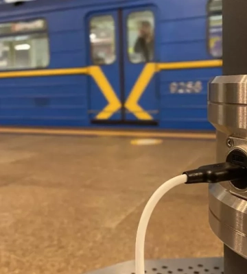 У Києві на 19 станціях метро облаштували точки, де можна підзарядити гаджети У Києві на 19 станціях метро облаштували точки, де можна підзарядити гаджети
