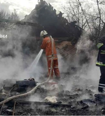 На Сумщині рятувальники ліквідовували пожежу в житловому секторі, спричинену ворожим обстрілом На Сумщині рятувальники ліквідовували пожежу в житловому секторі, спричинену ворожим обстрілом