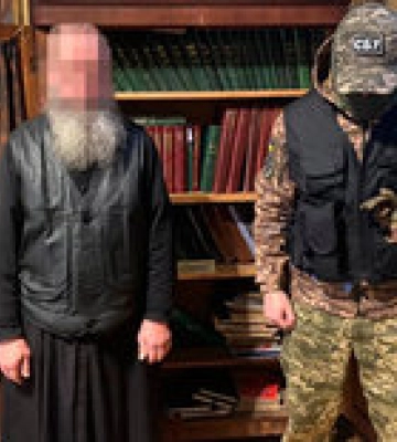Брошюры с военными РФ, учения о сатанизме, листовки ОПЗЖ: фото с обысков в епархиях УПЦ МП Брошюры с военными РФ, учения о сатанизме, листовки ОПЗЖ: фото с обысков в епархиях УПЦ МП