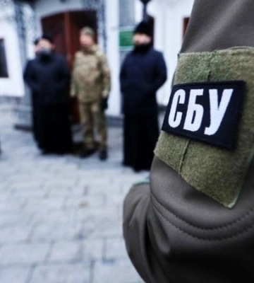 В Херсонській єпархії СБУ знайшла незареєстровану зброю, прапор і золотий герб Росії В Херсонській єпархії СБУ знайшла незареєстровану зброю, прапор і золотий герб Росії