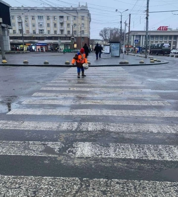 Дороги у Дніпрі обробляють понад 80 спецмашин. Через негоду призупинено частину громадського транспорту Дороги у Дніпрі обробляють понад 80 спецмашин. Через негоду призупинено частину громадського транспорту