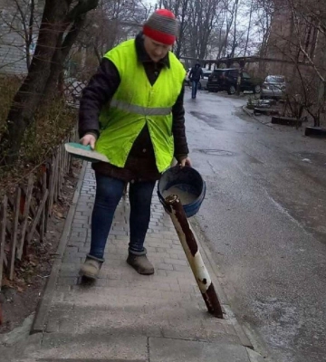 У Дніпрі близько 700 двірників задіяні у посипанні пішохідних доріжок у дворах У Дніпрі близько 700 двірників задіяні у посипанні пішохідних доріжок у дворах