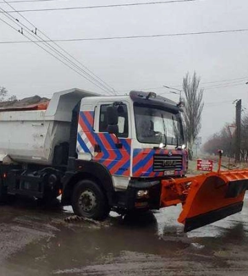 Водіїв Дніпра просять якомога швидше залишити автошляхи, аби не заважати роботі спецтехніки Водіїв Дніпра просять якомога швидше залишити автошляхи, аби не заважати роботі спецтехніки