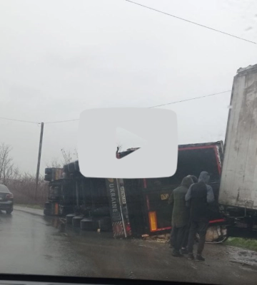 На Закарпатті перекинулась вантажівка (ФОТО/ВІДЕО) На Закарпатті перекинулась вантажівка (ФОТО/ВІДЕО)
