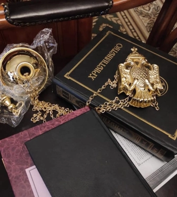СБУ виявила підозрілих осіб, зброю, золотий російський герб і агітки на об'єктах УПЦ СБУ виявила підозрілих осіб, зброю, золотий російський герб і агітки на об'єктах УПЦ