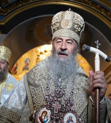Це їм Господь підказує: глава УПЦ Онуфрій під час літургії розлив чашу з причастям Це їм Господь підказує: глава УПЦ Онуфрій під час літургії розлив чашу з причастям