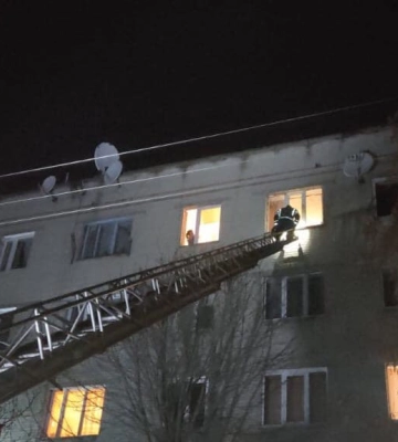 Закрилася в квартирі: на Волині рятувальники звільнили півторарічну дитину Закрилася в квартирі: на Волині рятувальники звільнили півторарічну дитину