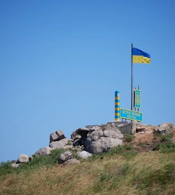 На Змеином установили флаг Украины