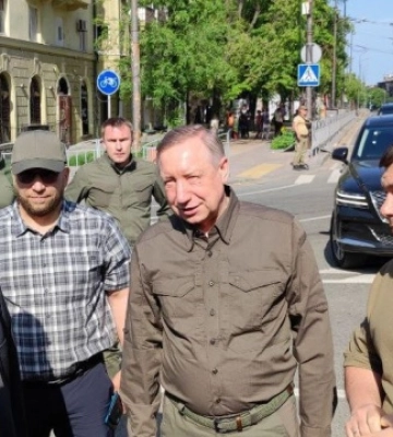 На руинах мариупольского Драмтеатра пушилин проводит экскурсию губернатору санкт-петербурга