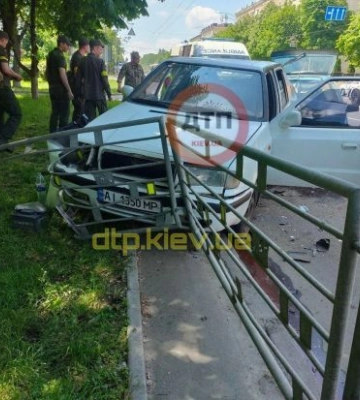 В Киеве водитель на полном ходу протаранил другой автомобиль: есть пострадавшие 