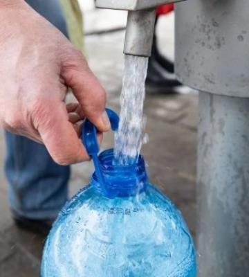 Oккупанты заставляют жителей Мариуполя работать за воду