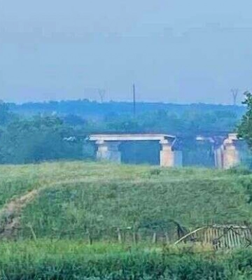 На Херсонщине оккупанты взрывают мосты и минируют берег реки