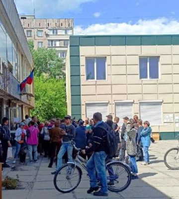 Россияне включили в Мариуполе воду, но она льется на улицы и угрожает эпидемиями