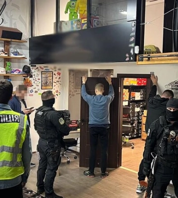 В Киеве под прикрытием магазина одежды работала точка по продаже наркотиков
