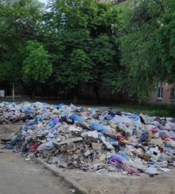 Вонь, гноение и растекание по улицам: в Мариуполе оккупанты устраивают свалки во дворах 