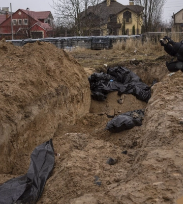 Жители сел Киевской области находят тела соседей, убитых ВС РФ (видео)