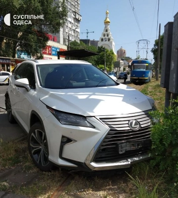 Тройное ДТП в Одессе: на Фонтане не разъехались три легковушки 