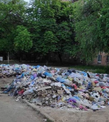 Россияне уже устраивают свалки во дворах многоэтажек Мариуполя